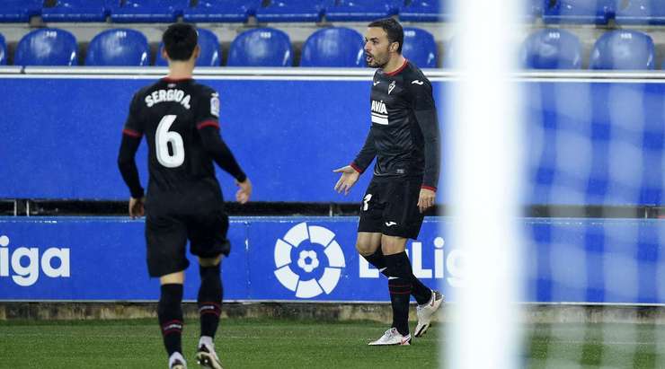 Không thể tin được! Pedro Leon (Eibar) ghi bàn trực tiếp từ quả phạt góc! Anh ấy đã cứa bóng đi thẳng vào lưới! 0:1.