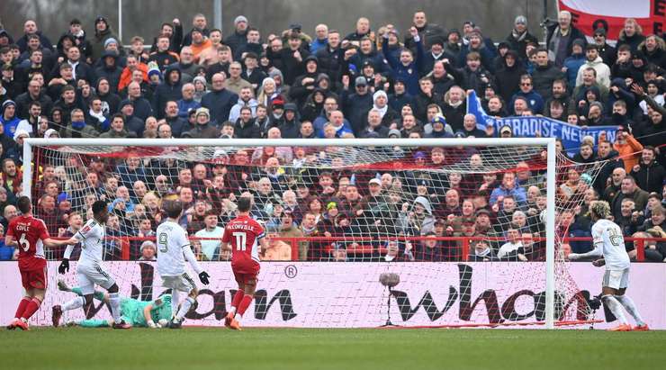 Vào - 0:3! Jack Harrison kiến tạo cho Luis Sinisterra (Leeds) trong vòng cấm và anh ấy cứa bóng vào góc phải phía trên và qua Toby Savin.