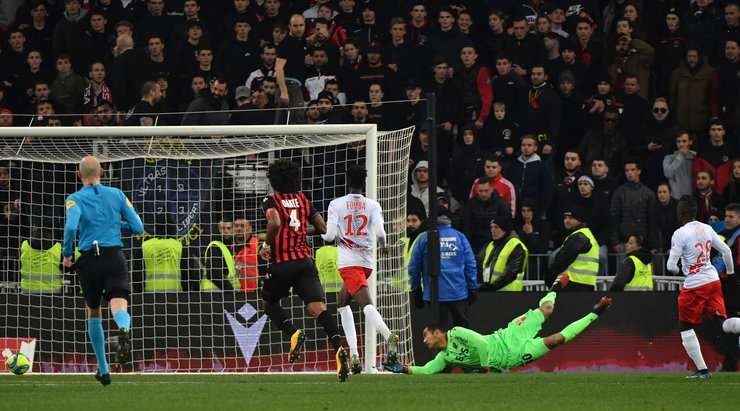 Moussa Kone (Nimes) nhận một đường chuyền sát thủ, đặt anh vào thế đối mặt với thủ môn và anh đã ghi bàn với một cú sút lạnh lùng vào góc thấp bên trái khung thành. Một cú dứt điểm xuất sắc.