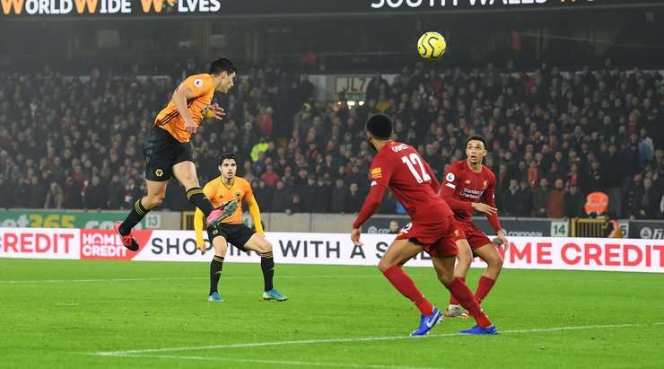 Bóng đã nằm gọn trong lưới! Adama Traore trình diễn kĩ thuật xuất sắc và treo một đường bóng bổng đẹp mắt vào trong vòng cấm. Raul Jimenez (Wolves) ghi tên anh lên bảng điện tử bằng cách đánh đầu gọn gàng vào sát mé trong cột dọc bên trái – 1:1.