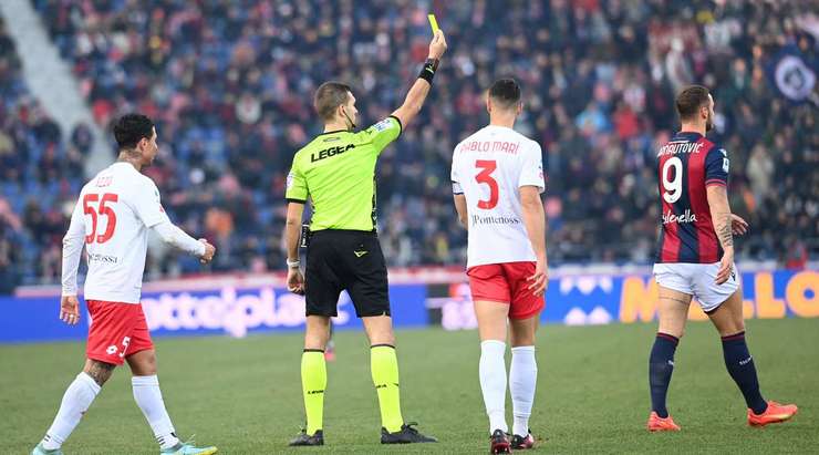 Marko Arnautovic (Bologna) không đồng ý với quyết định của trọng tài và phải nhận một tấm thẻ vàng vì tội dám cãi trọng tài.