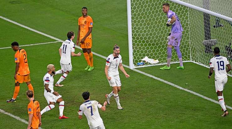 VÀO! Một pha kiến tạo xuất sắc của Christian Pulisic, người đóng vai trò then chốt trong việc tổ chức tấn công. Anh ấy dọn cỗ cho Haji Wright (Mỹ), người đánh bại Andries Noppert với một cú sút tuyệt vời vào bên phải mành lưới. 2:1.