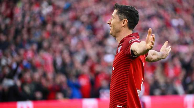 Vào - 2:0! Robert Lewandowski (Bayern Munich) tung một cú sút từ rìa vòng cấm và ghi bàn vào góc phải phía dưới. Thomas Muller kiến tạo thành bàn.