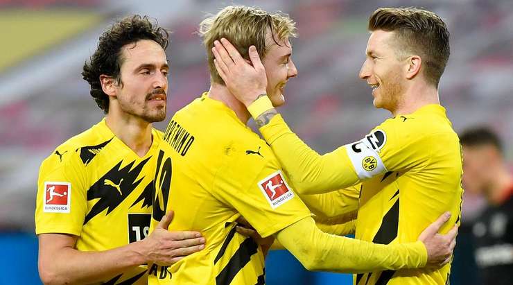 Julian Brandt (Dortmund) thực hiện pha chạm một tuyệt vời để kiểm soát một đường chuyền sắc bén tại rìa vòng cấm và cứa bóng vào phía trong cột dọc bên phải theo đúng phong cách sở trường của mình!