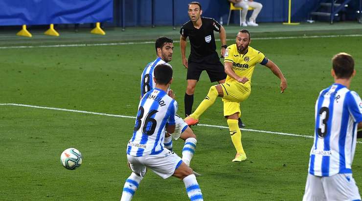 Vào! Santi Cazorla (Villarreal) tìm thấy khoảng trống đủ để tung ra cú sút từ rìa vòng cấm và pha dứt điểm của anh đi chìm vào phía trong cột dọc bên phải. Một cú sút xuất sắc.