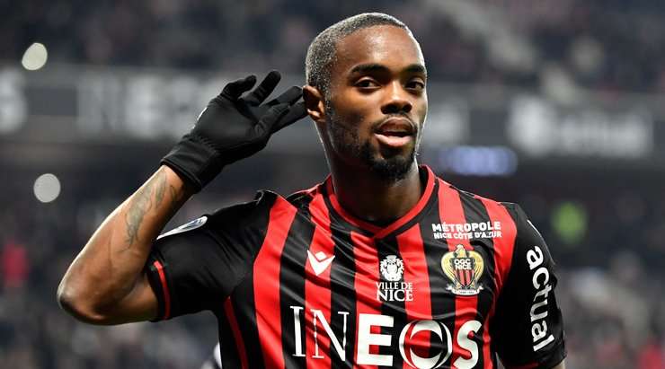 Vào! Wylan Cyprien (Nice) sút bóng vào chính giữa khung thành, vượt qua tầm với của thủ môn Paul Delecroix đã lỡ trớn.