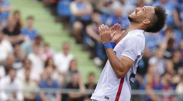 Một cơ hội bị lãng phí rất đáng tiếc! Pierre-Emerick Aubameyang (Barcelona) đón một quả tạt chuẩn xác vào trong vòng cấm, nhưng cú đánh đầu của anh lại đi quá cao so với xà ngang. Bóng đã đi hết đường biên ngang và Getafe sẽ có một quả phát bóng lên.