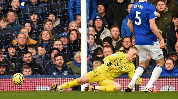 Một bàn thắng đồng đội tuyệt vời! Christian Benteke (Crystal Palace) được giải thoát trong vòng cấm bởi Wilfried Zaha và không mắc một sai lầm nào với một pha dứt điểm tốt vào góc phải phía dưới. 1:1.