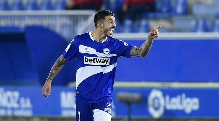 Một bàn thắng đồng đội tuyệt vời! Joselu (Alaves) được giải thoát trong vòng cấm bởi Martin Aguirregabiria và không mắc một sai lầm nào với một pha dứt điểm tốt vào góc trái phía dưới. 1:0.