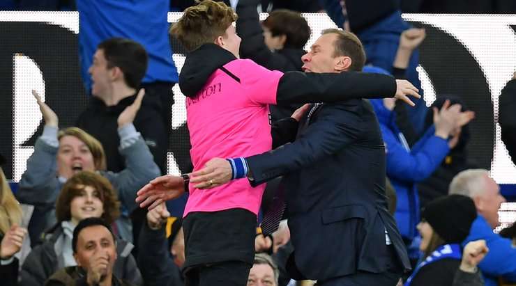 Pha dứt điểm đầu tiên của Tom Davies bị cản phá, nhưng từ giữa vòng cấm, Dominic Calvert-Lewin (Everton) tung một cú sút bồi đi chìm vào giữa cầu môn. Anh đã nâng tỉ số lên 3:1.