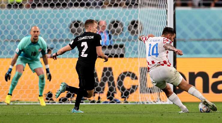Vào! Tình huống phối hợp nhịp nhàng ở ngoài rìa vòng cấm với Josip Juranovic mở ra cho Marko Livaja (Croatia) một cơ hội ghi bàn mười mươi. Anh không làm đồng đội thất vọng khi đánh bại thủ môn đối phương với một cú sút đi thẳng vào góc thấp bên trái khung thành. Tỉ số là 2:1.