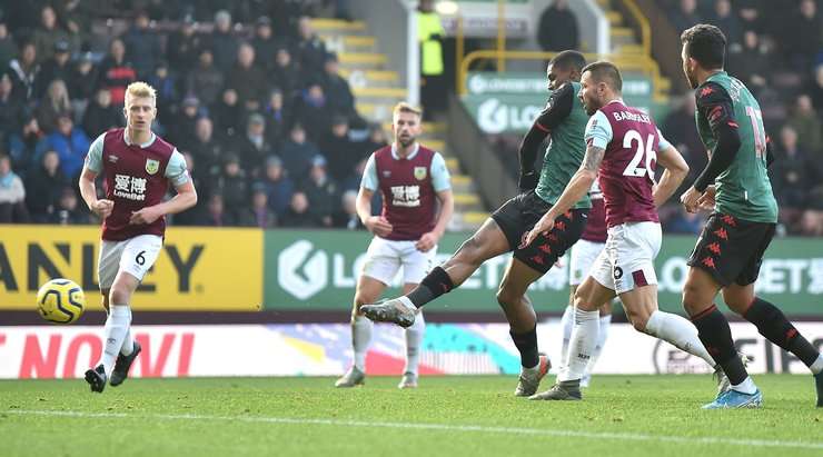 Wesley (Aston Villa) dứt điểm về phía khung thành sau một đường căng ngang và thủ môn đã không thể cản phá cú sút dù đường bóng đi không thực sự nguy hiểm!