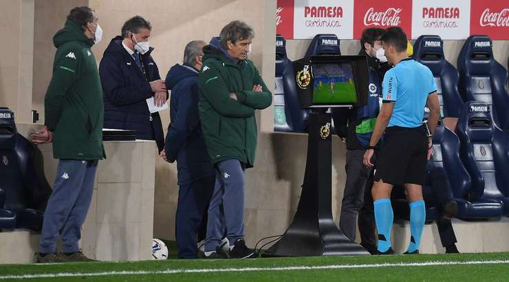 Trọng tài không hoàn toàn chắc chắn liệu tình huống vừa rồi có phải là một quả penalty cho Villarreal hay không, ông ấy sẽ xem lại tình huống qua hệ thống VAR.