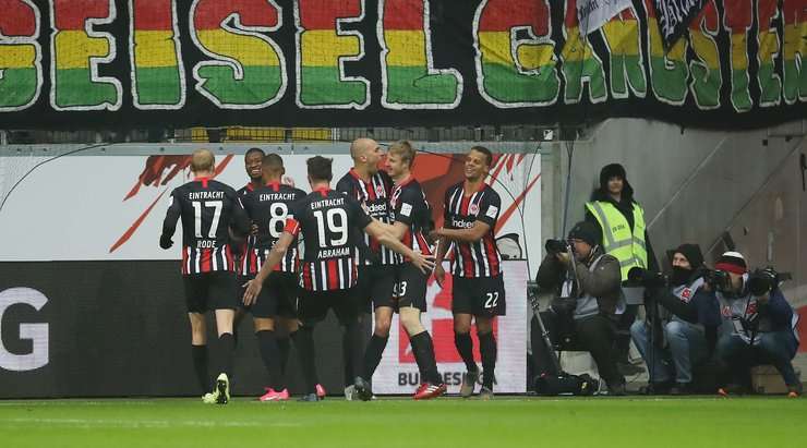 Almamy Toure (Eintracht Frankfurt) lấy bóng tại rìa vòng cấm và tung cú sút một chạm không hề do dự. Anh ấy sút bóng xuất sắc khi nó đi vào phía trong cột dọc bên trái. Có thể thực hiện tốt hơn không? Chắc chắn là không. 1:0.