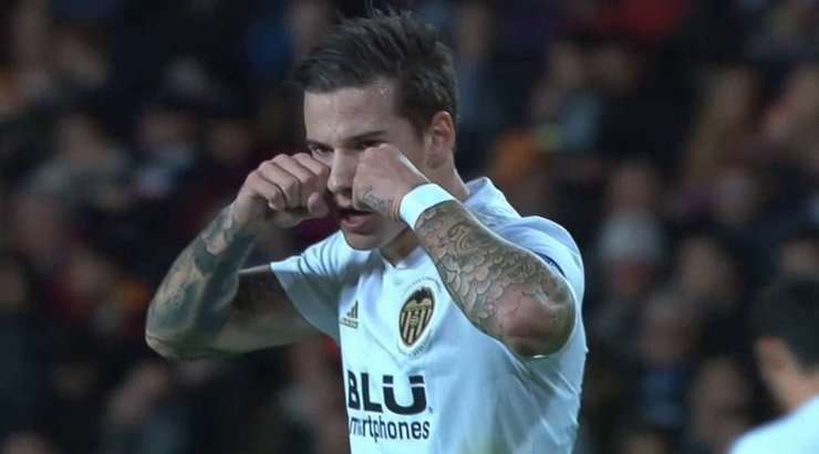 Vào! Santi Mina (Valencia) dễ dàng đệm bóng vào lưới trống từ một cự ly gần, sau khi một cú sút đã đập vào một người hậu vệ và quả bóng bật ra. Tỉ số là 1:0.
