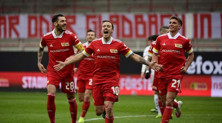 Vào! Max Kruse (Union Berlin) giành chiến thắng trên chấm phạt đền bằng một cú sút không thể cản phá, vượt qua tầm với của thủ môn Oliver Baumann vào góc cao bên phải.