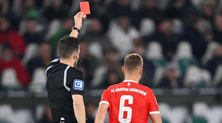 Trọng tài Harm Osmers rút thẻ vàng thứ hai dành cho Joshua Kimmich (Bayern Munich), và vì vậy, anh sẽ được rời sân đi tắm sớm!