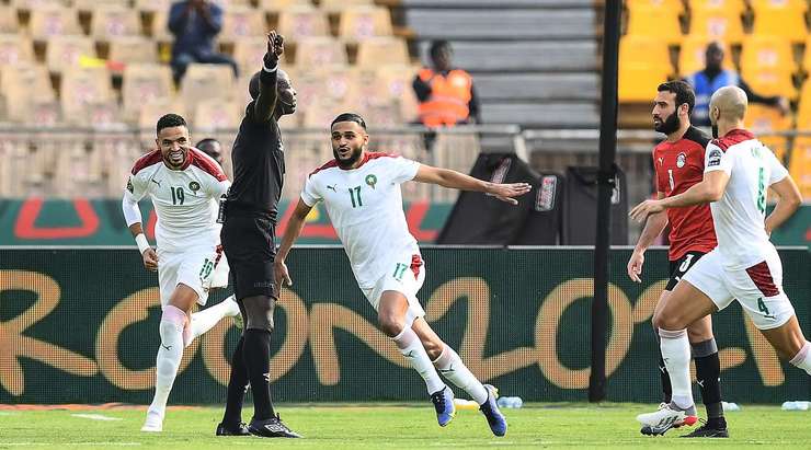 VÀO! Đó là một cú sút phạt đền hoàn hảo của Sofiane Boufal (Ma Rốc) về phía góc cao bên phải, không có một chút cơ hội nào cho thủ môn Gabaski để cản phá!