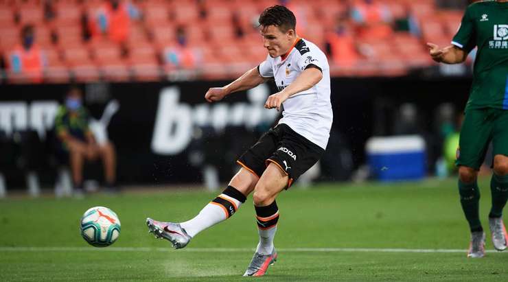 Kevin Gameiro (Valencia) kết thúc nỗ lực đi bóng đẹp mắt của mình với một cú sút xuất sắc từ trong vòng cấm. Bóng đi vào góc bên phải khung thành và Diego Lopez chỉ có thể vào lưới nhặt bóng. Tỉ số là 1:0.