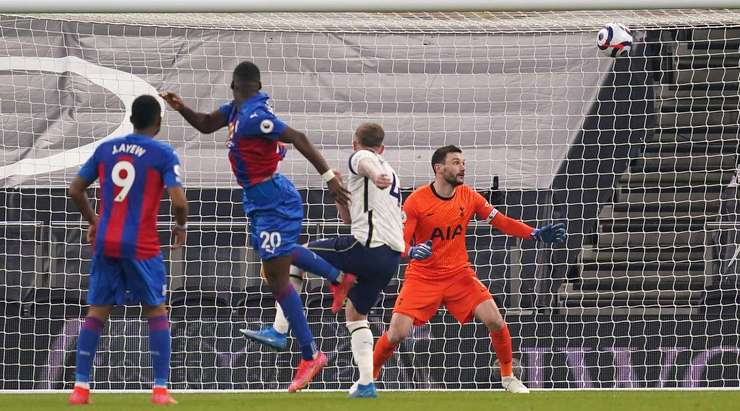 Luka Milivojevic treo một quả tạt bổng đẹp mắt vào vòng cấm, nơi Christian Benteke (Crystal Palace) bật cao đánh đầu về phía bên phải khung thành, đánh bại thủ môn. 1:1.