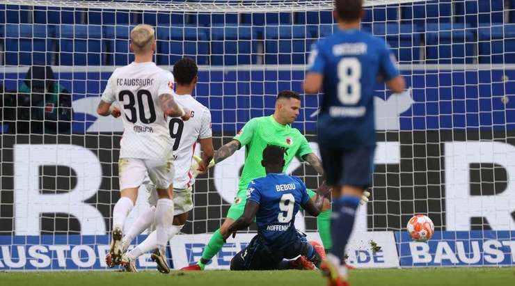 Một bàn thắng ngoạn mục! Ihlas Bebou (Hoffenheim) bứt tốc như một mũi lao vào vòng cấm để đón quả tạt và sút bóng vào góc thấp bên phải, để mặc thủ môn đứng chôn chân sững sờ!