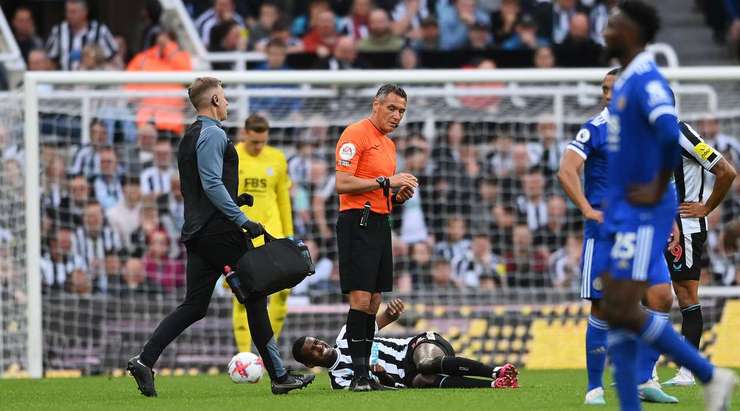 Alexander Isak (Newcastle Utd) đang yêu cầu trợ giúp y tế và trọng tài đã cho dừng trận đấu để các bác sĩ vào sân.