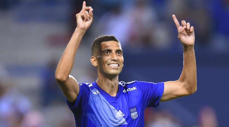 Vào! Jose Cevallos (Emelec) chớp cơ hội sau một tình huống bóng bật ra trong vòng cấm và đánh bại thủ môn với một cú sút vào góc cao bên phải. Tỉ số đã được nâng lên: 4:0.