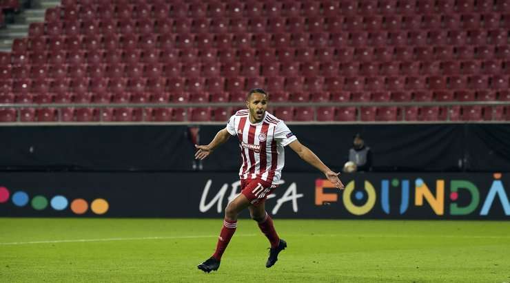Nó đã đi vào lưới! Guilherme tung một đường chuyền đến Youseff El Arabi (Olympiakos Piraeus), và anh ấy dễ dàng đưa bóng vào lưới trống. Tỉ số là 1:0.