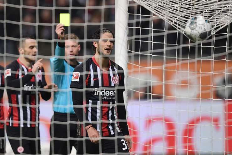 Goncalo Paciencia (Eintracht Frankfurt) tiếp tục tranh cãi lớn tiếng với trọng tài đến khi Christian Dingert mất kiên nhẫn và rút ra một chiếc thẻ vàng.