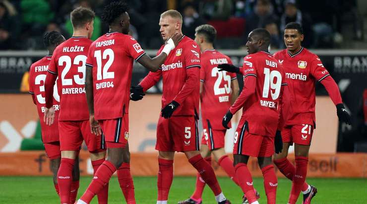 Vào! Mitchel Bakker (Bayer Leverkusen) là người nhanh nhất phản ứng với pha bóng bật ra và sút bóng vào lưới. Tỉ số là 0:1.