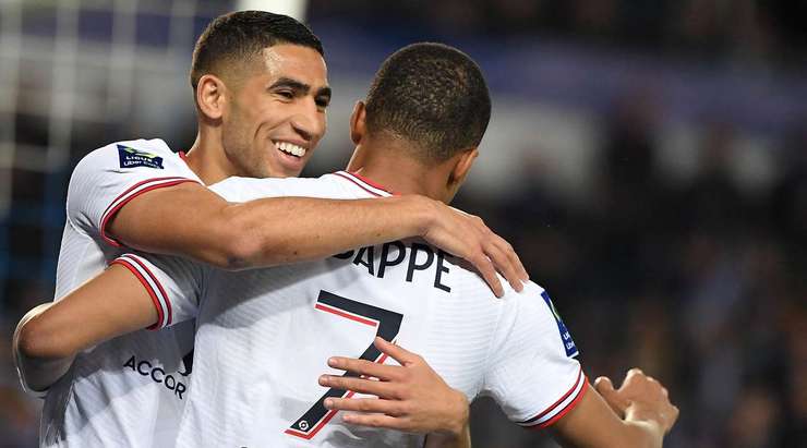 Vào! Đường trả bóng về tuyến hai từ đường biên ngang của Kylian Mbappe kiến tạo cơ hội cho Achraf Hakimi (Paris SG) dễ dàng sút bóng vào góc cao bên trái khung thành. 1:2.