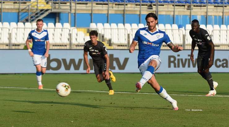 Vào! Ernesto Torregrossa (Brescia) giành chiến thắng trên chấm phạt đền bằng một cú sút không thể cản phá, vượt qua tầm với của thủ môn Wladimiro Falcone vào góc thấp bên phải.