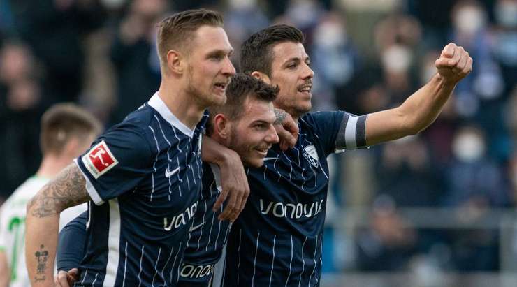 Vào! Maxim Leitsch (Bochum) đã có mặt đúng lúc đúng chỗ để lấy bóng bật ra trong vòng cấm, và anh ấy sút bóng đi chìm vào chính giữa mành lưới. Tỉ số là 1:0.