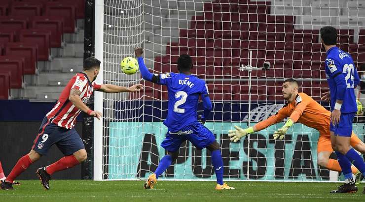 Một quả đánh đầu tốt! Luis Suarez (Atl. Madrid) bật cao đón một quả tạt tại rìa vòng cấm và ghi bàn với một cú đánh đầu mang đậm thương hiệu của mình vào góc thấp sát cột dọc bên trái.