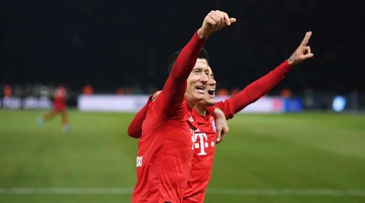 Vào! Robert Lewandowski (Bayern Munich) tinh quái dừng lại một nhịp trước khi sút, chờ cho thủ môn Rune Jarstein đổ người trước khi bình tĩnh đưa bóng vào góc thấp bên trái.