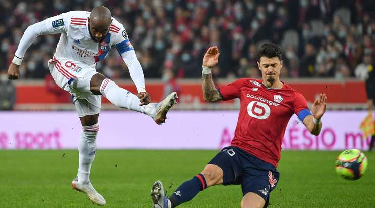 Moussa Dembele (Lyon) sút bóng như một mũi khoan từ khoảng cách khá xa về phía cầu môn, nhưng thủ môn Ivo Grbic đã không gặp nhiều khó khăn để cản phá.