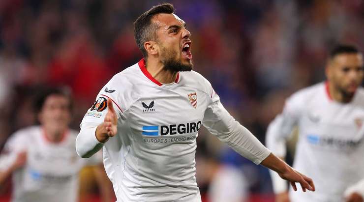 Joan Jordan (Sevilla) đón bóng trống trải và từ rìa vòng cấm tung một cú sút bị làm chệch hướng và vượt qua Altay Bayindir không thể làm gì được. 1:0.