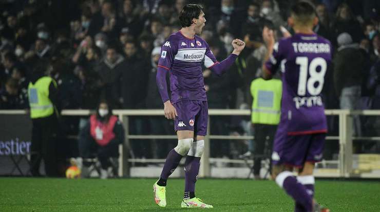 Dusan Vlahovic (Fiorentina) thoát xuống sau đường chuyền từ Alfred Duncan, anh lao vào vòng cấm và tung cú sút như búa bổ về phía góc cao khung thành trong tư thế đối mặt với thủ môn.