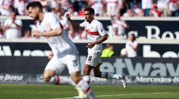 Tiago Tomas (VfB Stuttgart) nhận một đường căng ngang nguy hiểm và anh dứt điểm chính xác vào góc phải khung thành!