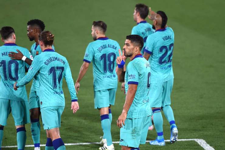 Một pha bóng tinh tế của Luis Suarez (Barcelona), anh nhận một đường chuyền chuẩn xác và và sút một chạm từ rìa vòng cấm vào góc cao bên phải khung thành!