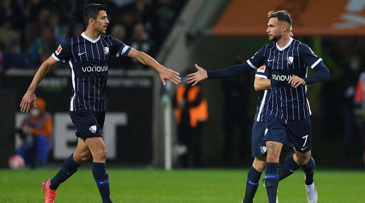 Danny Blum (Bochum) ghi bàn từ quả đá phạt đưa bóng vào góc phải phía trên. Một cú sút tuyệt vời!