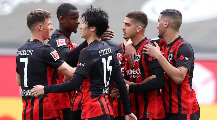 Vào! Andre Silva (Eintracht Frankfurt) tung cú sút mạnh từ chấm phạt đền, bóng đi chìm và hiểm hóc vào góc thấp bên trái khung thành.