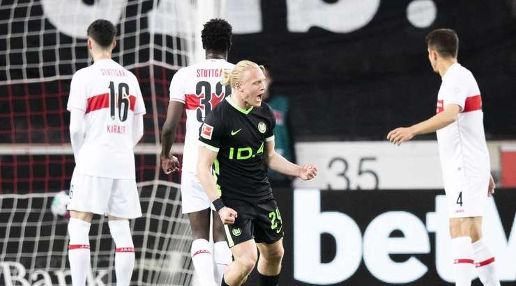 Vào! Xaver Schlager (Wolfsburg) đón bóng bật ra và từ rìa vòng cấm, anh ấy tung một cú sút chìm đi vào góc phải phía dưới. Gregor Kobel không thể ngăn bóng vào lưới. Tỉ số là 0:1.