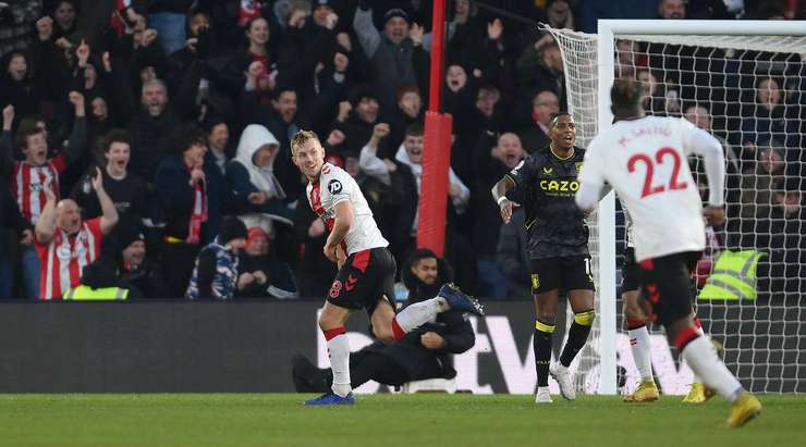 Vào! Adam Armstrong chuyền bóng đến chân James Ward-Prowse (Southampton) và cầu thủ này tung một cú sút từ rìa vòng cấm. Bóng bị một cầu thủ khác làm đổi hướng, khiến thủ môn Emiliano Martinez không kịp trở tay. Tỉ số là 1:0.
