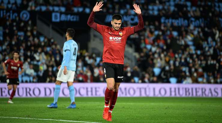 Vào! Jose Gaya tung một đường chuyền tuyệt vời đến vị trí của Maximiliano Gomez (Valencia) trong vòng cấm, và cầu thủ này tận dụng rất tốt cơ hội để dứt điểm gọn gàng vào góc thấp bên phải. 1:2.