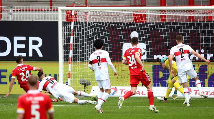 Petar Musa (Union Berlin) nhận một đường chuyền sát thủ và dứt điểm đơn giản nhưng chính xác, làm tung lưới khung thành đối phương.