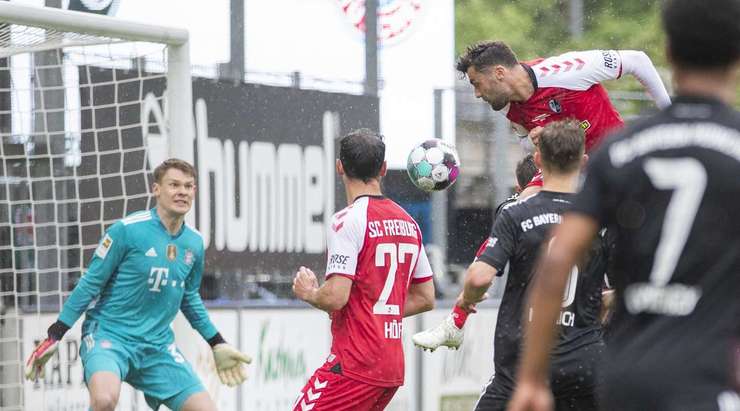 Manuel Gulde (Freiburg) nhảy cao để đánh đầu từ quả phạt góc vào lưới và vượt qua thủ môn.