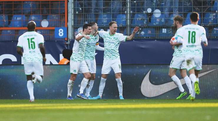 Armel Bella-Kotchap (Bochum) ghi một bàn phản lưới xui xẻo sau khi anh vô tình làm đổi hướng một cú sút.