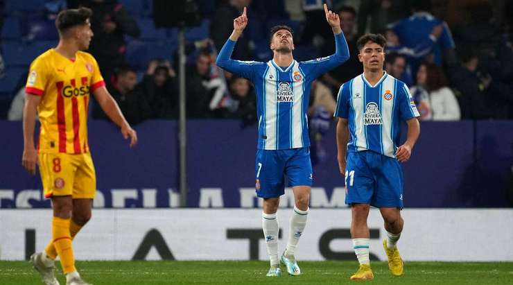 Javier Puado (Espanyol) là người đầu tiên đón bóng khi nó bật ra gần chấm phạt đền và đánh đầu hiểm hóc, đưa bóng vào sát mé trong cột dọc bên trái.