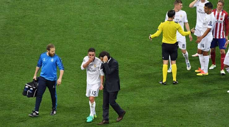 Daniel Carvajal (Real Madrid) đang nằm sân trong đau đớn và anh cần sự chăm sóc y tế. Chúng ta vẫn chưa thể xác định được mức độ nghiêm trọng của chấn thương vừa rồi.
